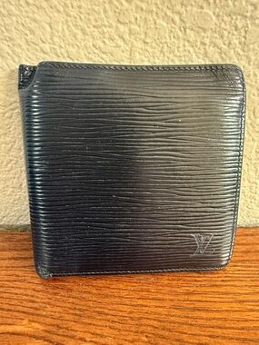 Authentic Vintage Louis Vuitton Epi Bifold Wallet MI0968
